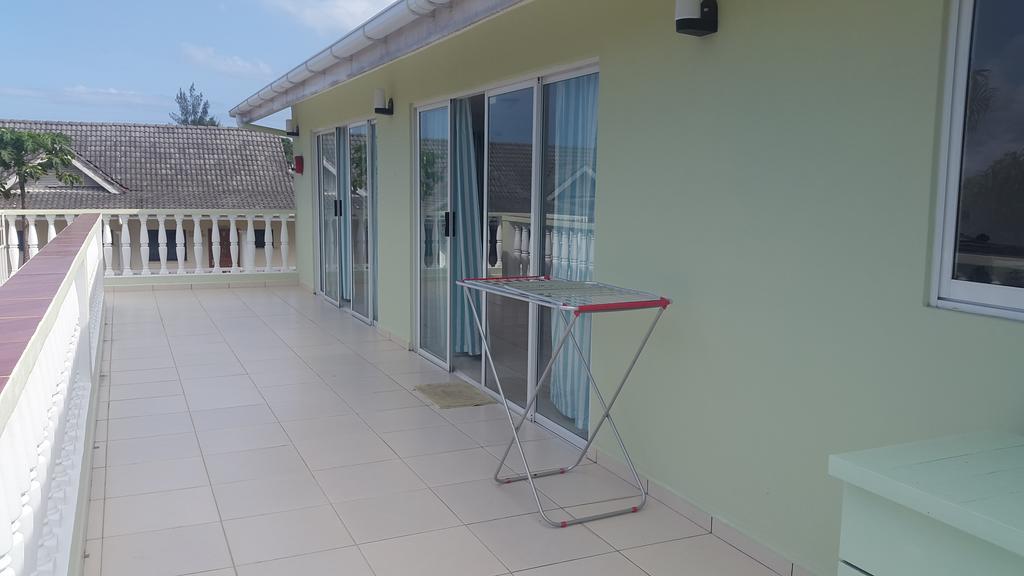 Chez Payet Airport Guesthouse Pointe La Rue Экстерьер фото