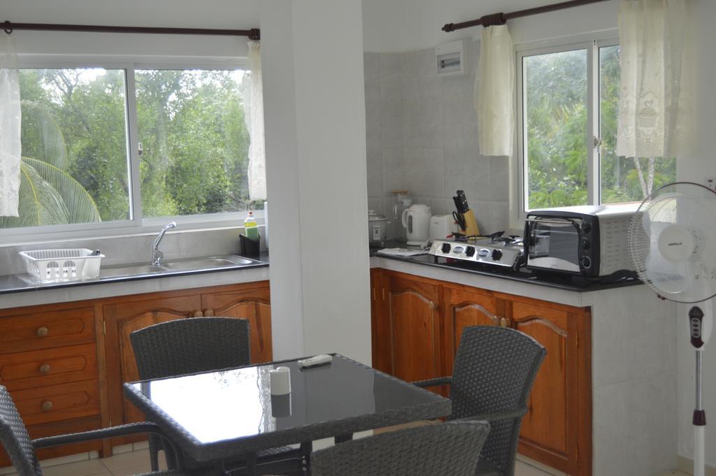 Chez Payet Airport Guesthouse Pointe La Rue Экстерьер фото